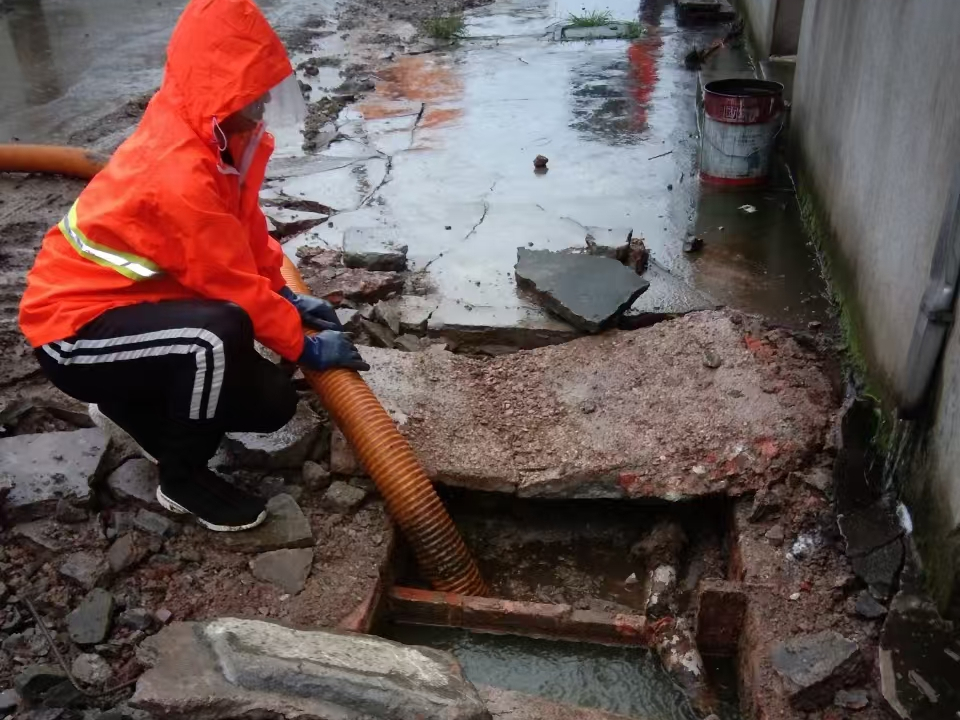 巴马专业清理污水池 炜誉市政以规范流程守护城市 “肠道”