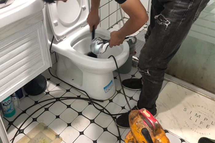 巴马马桶堵塞自己疏通还是找师傅？专业上门服务让你省时更省心